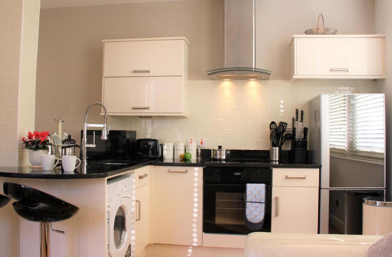 The Courtyard 2 Bedroom Apartments In Central Windsor With Parking Zewnętrze zdjęcie
