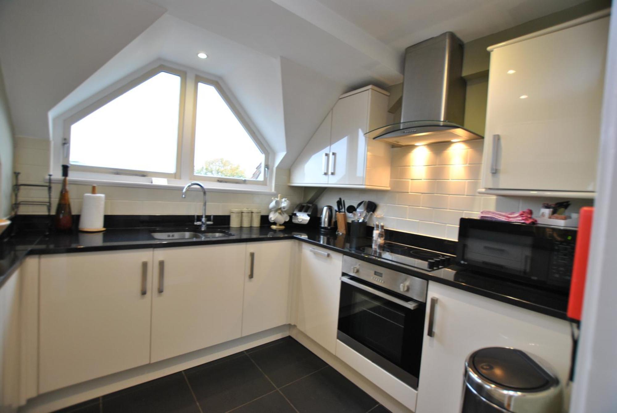 The Courtyard 2 Bedroom Apartments In Central Windsor With Parking Zewnętrze zdjęcie