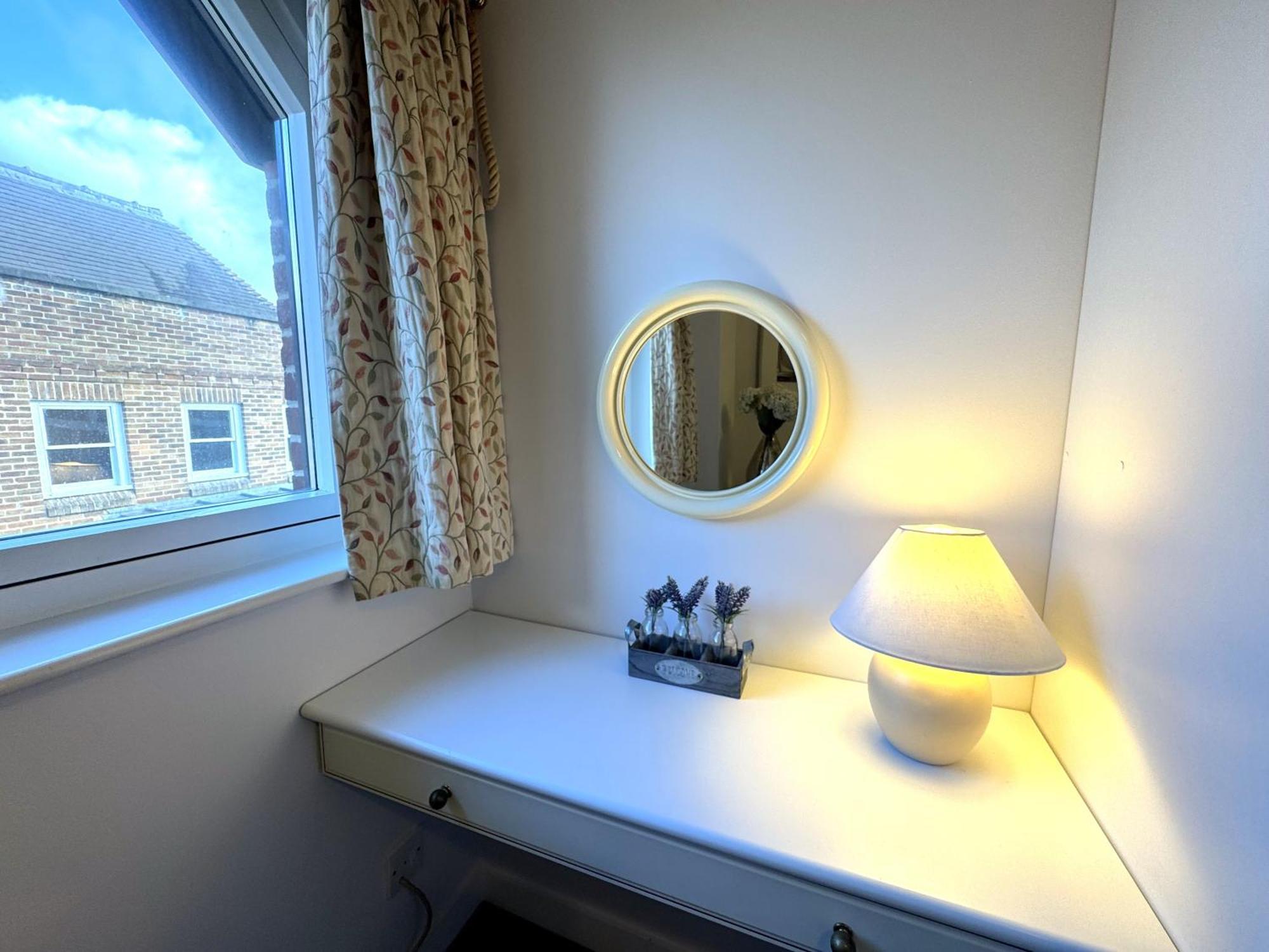 The Courtyard 2 Bedroom Apartments In Central Windsor With Parking Zewnętrze zdjęcie