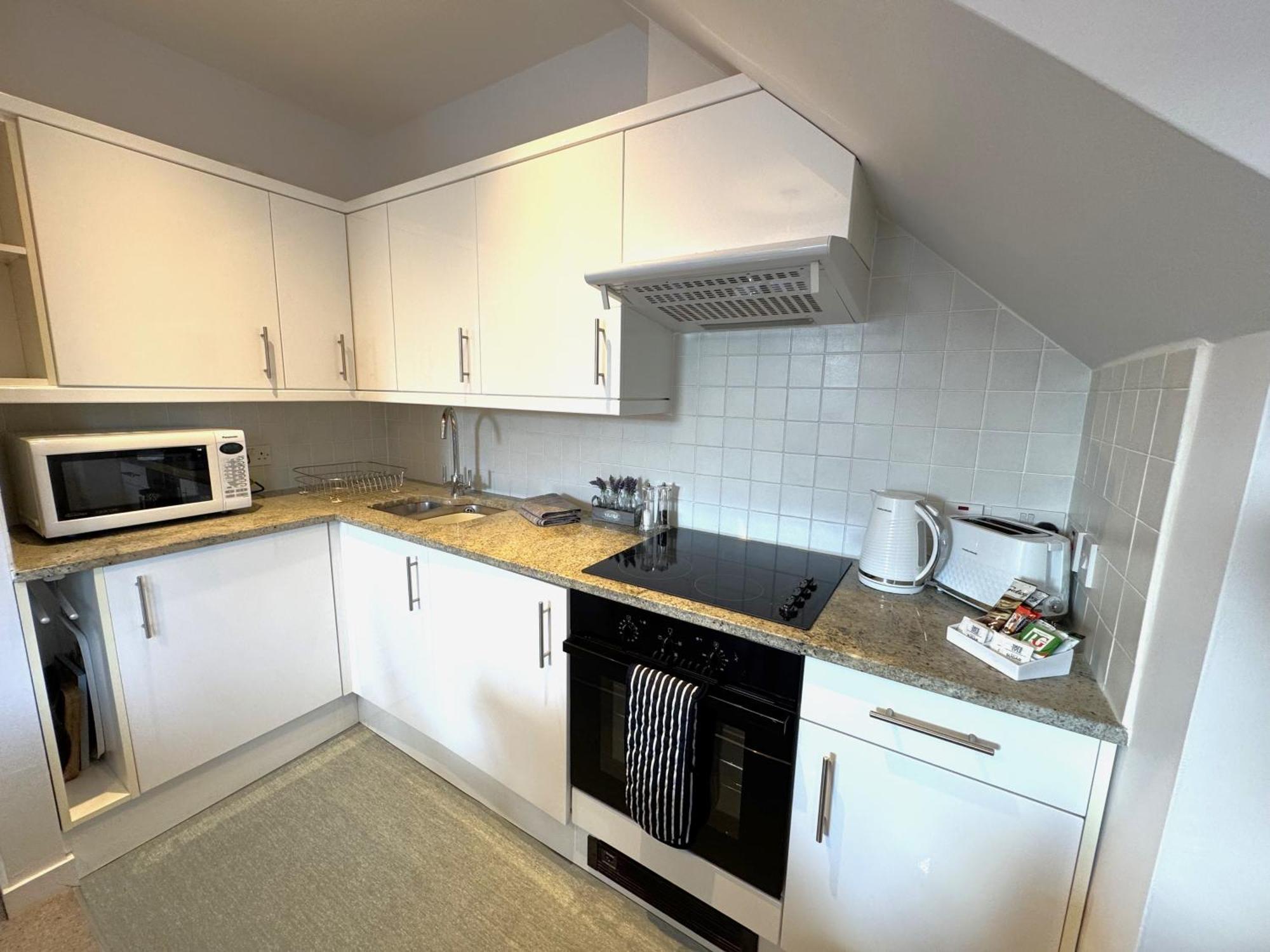 The Courtyard 2 Bedroom Apartments In Central Windsor With Parking Zewnętrze zdjęcie
