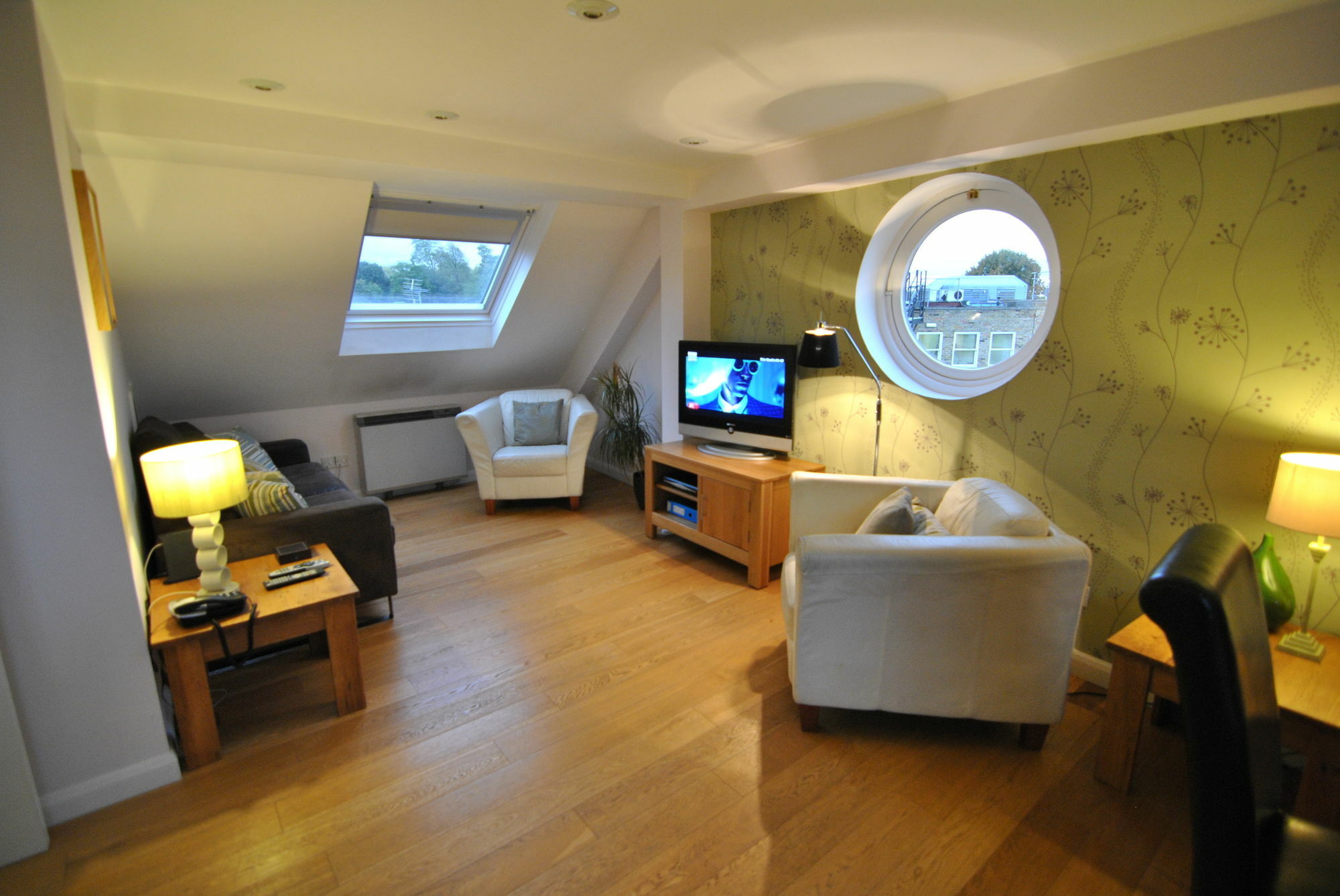 The Courtyard 2 Bedroom Apartments In Central Windsor With Parking Zewnętrze zdjęcie
