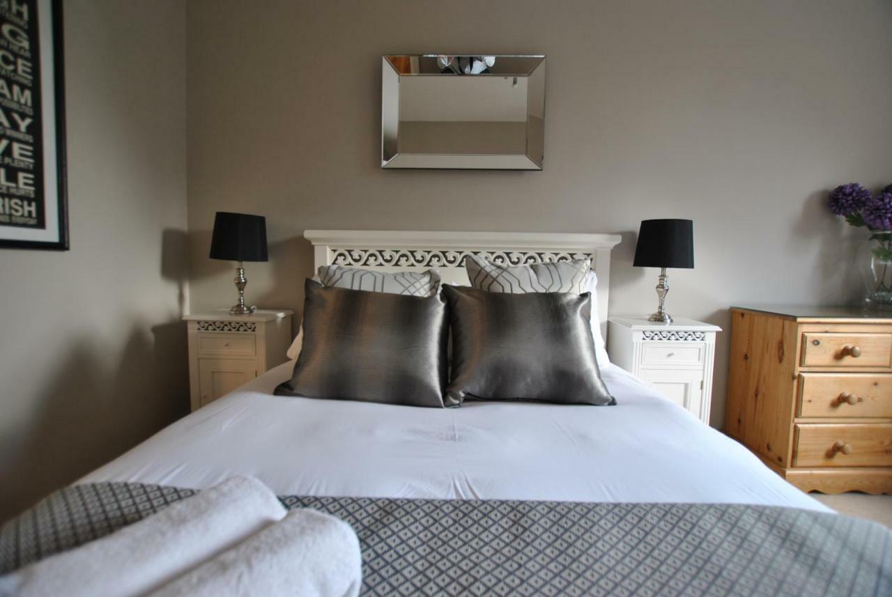 The Courtyard 2 Bedroom Apartments In Central Windsor With Parking Zewnętrze zdjęcie